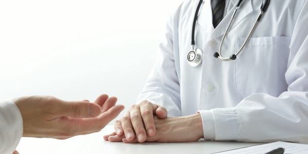 Imagen de un médico escuchando a un paciente